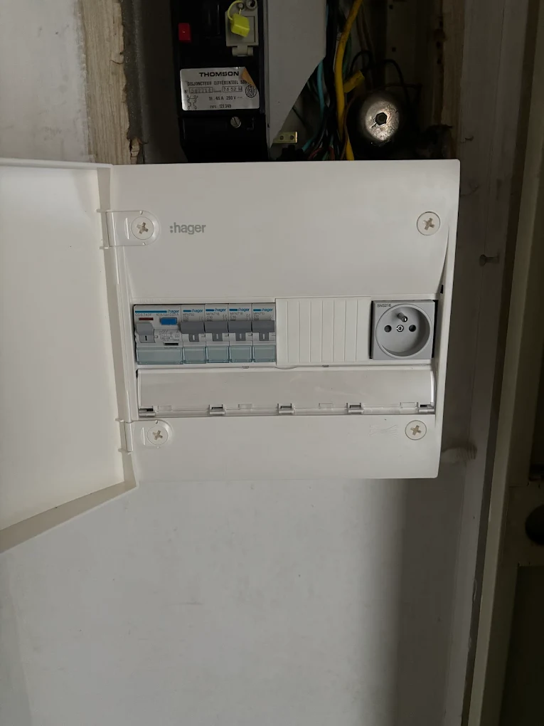 Nouveau tableau électrique Hager après rénovation — disjoncteurs modernes, câblage propre.
